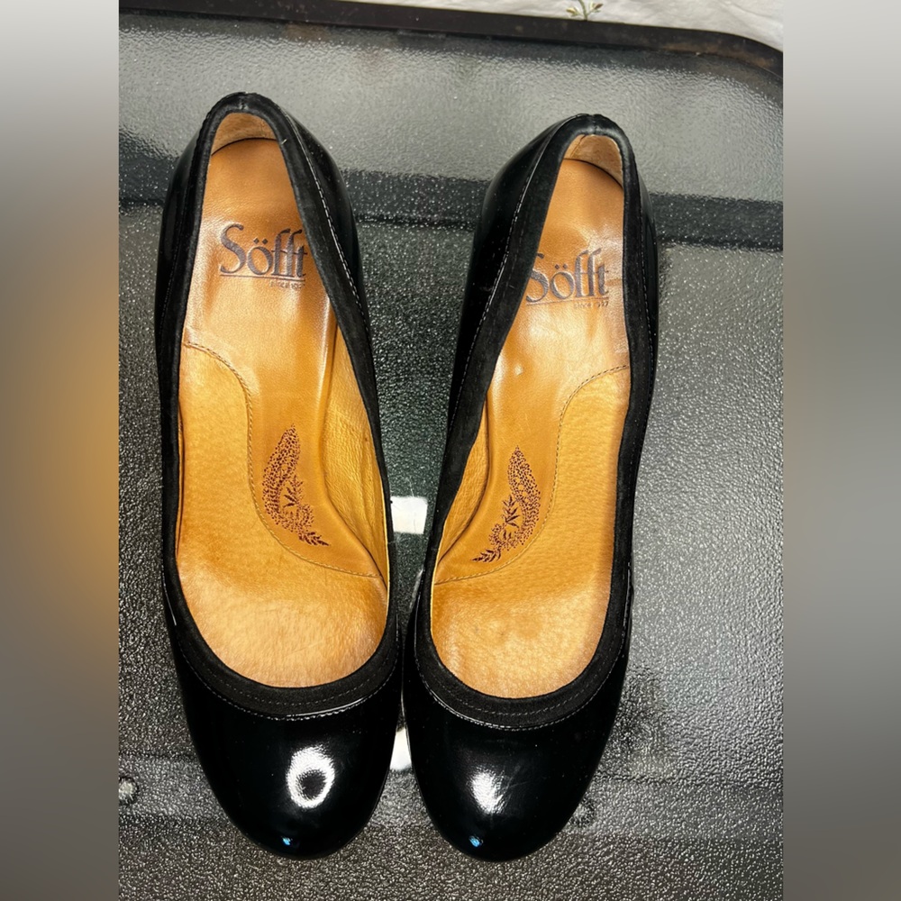 Like New!! Sofft Women's Black Pumps - Picture 2 of 8